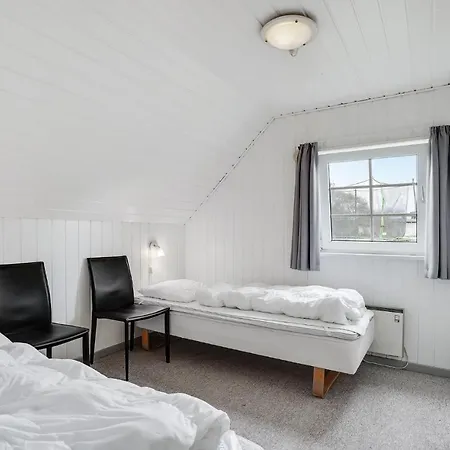 Vester Storetoft I بيت للعطل *